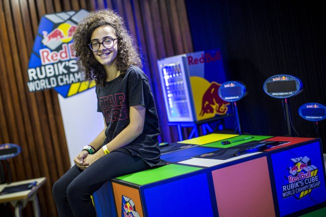 Aos 17 anos, Julia é a única menina brasileira em torneio de cubo mágico