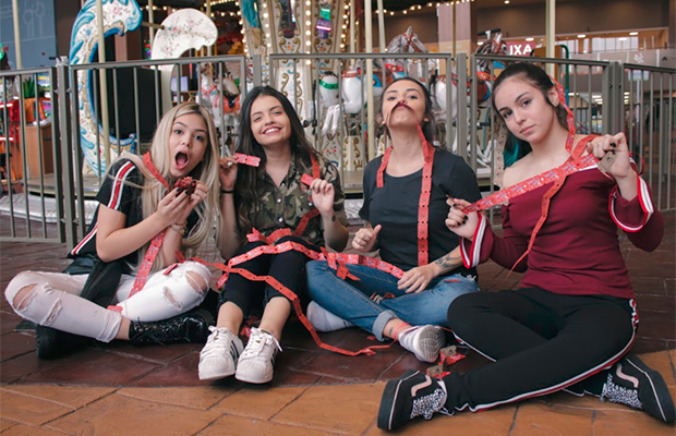 ‘Eu me amo assim’, diz Melody em estreia de programa de Carol & Vitoria