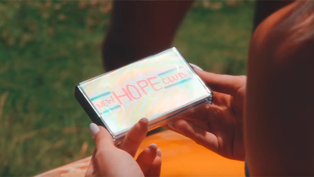 New Hope Club te leva para a Califórnia dos anos 70 em clipe de Crazy