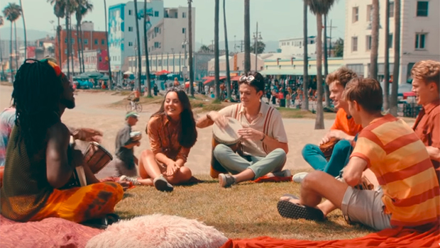 New Hope Club te leva para a Califórnia dos anos 70 em clipe de Crazy