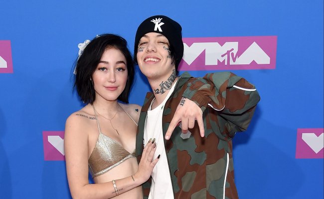 noah-cyrus-vende-lagrimas-por-50-mil-reais