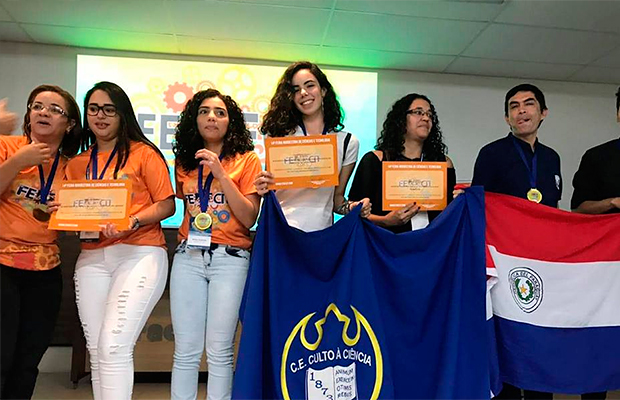 Brasileira de 16 anos cria canudo biodegradável com material baratinho