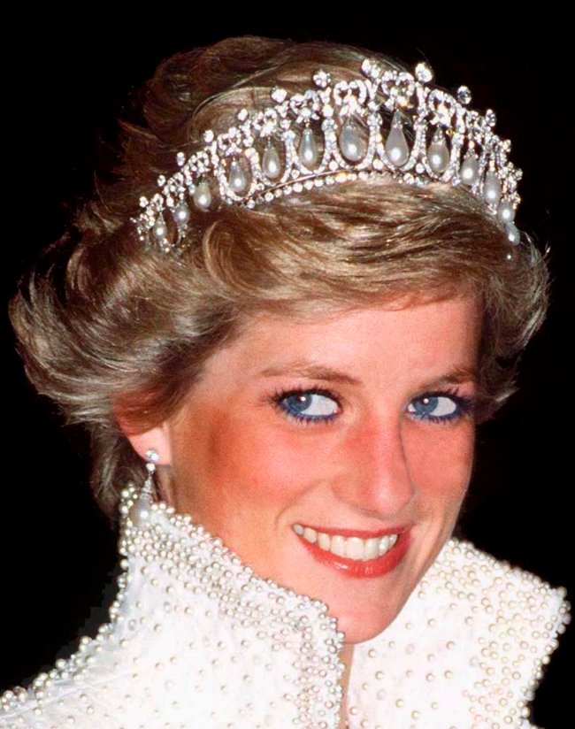 Diana Lovers Knot Tiara Princesa Diana com a tiara Lover's Knot.