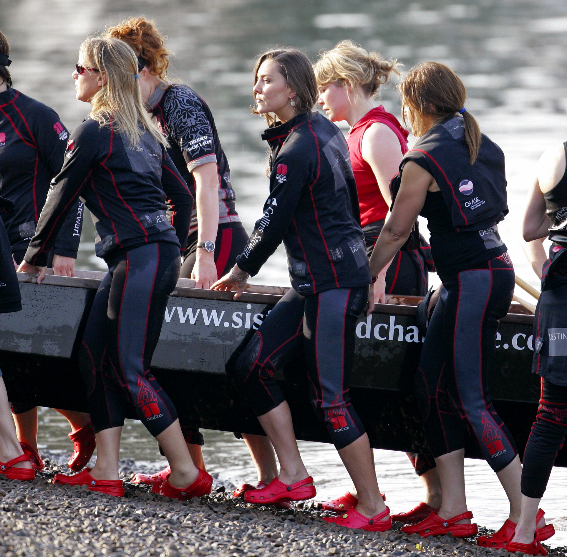 Kate Middleton Training For Sisterhood Cross Channel Rowing Challenge Kate Middleton e sua equipe de remo em 2007.