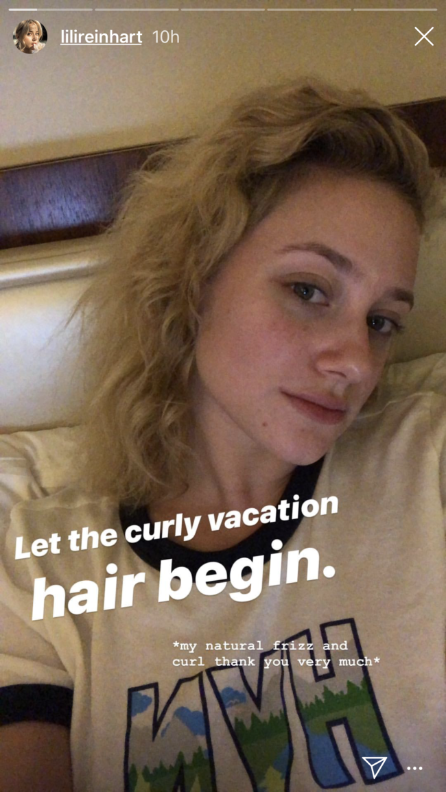Lili Reinhart mostrando o cabelo natural