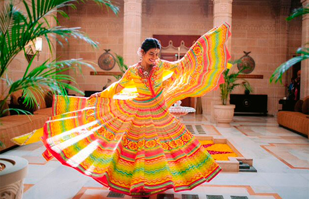 Que produção! Priyanka Chopra estava radiante em seu 1º dia de casamento