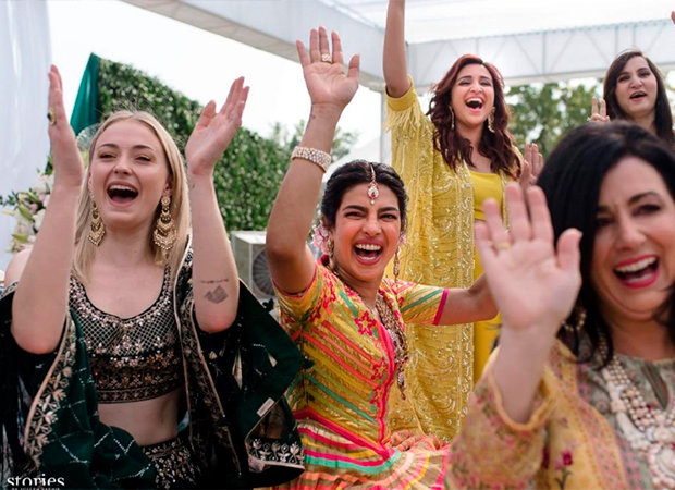 Que produção! Priyanka Chopra estava radiante em seu 1º dia de casamento