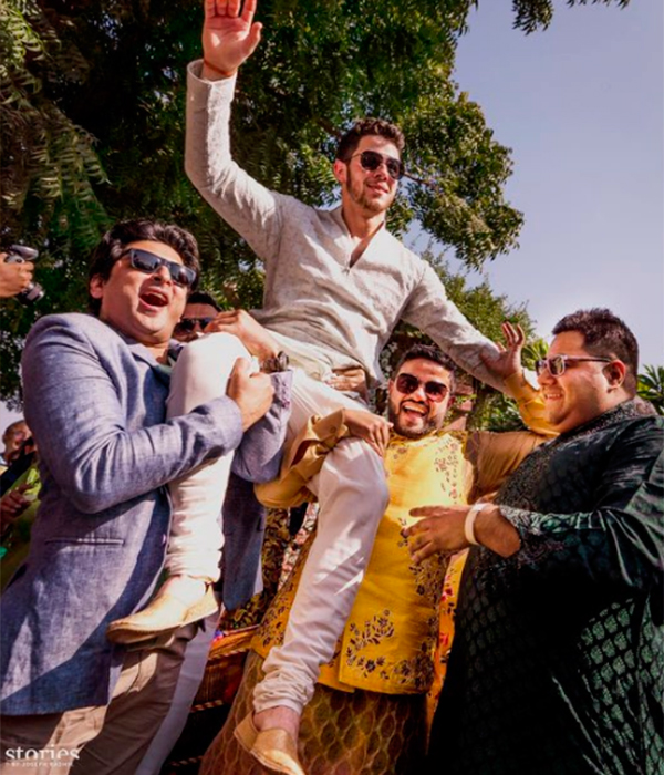 Que produção! Priyanka Chopra estava radiante em seu 1º dia de casamento