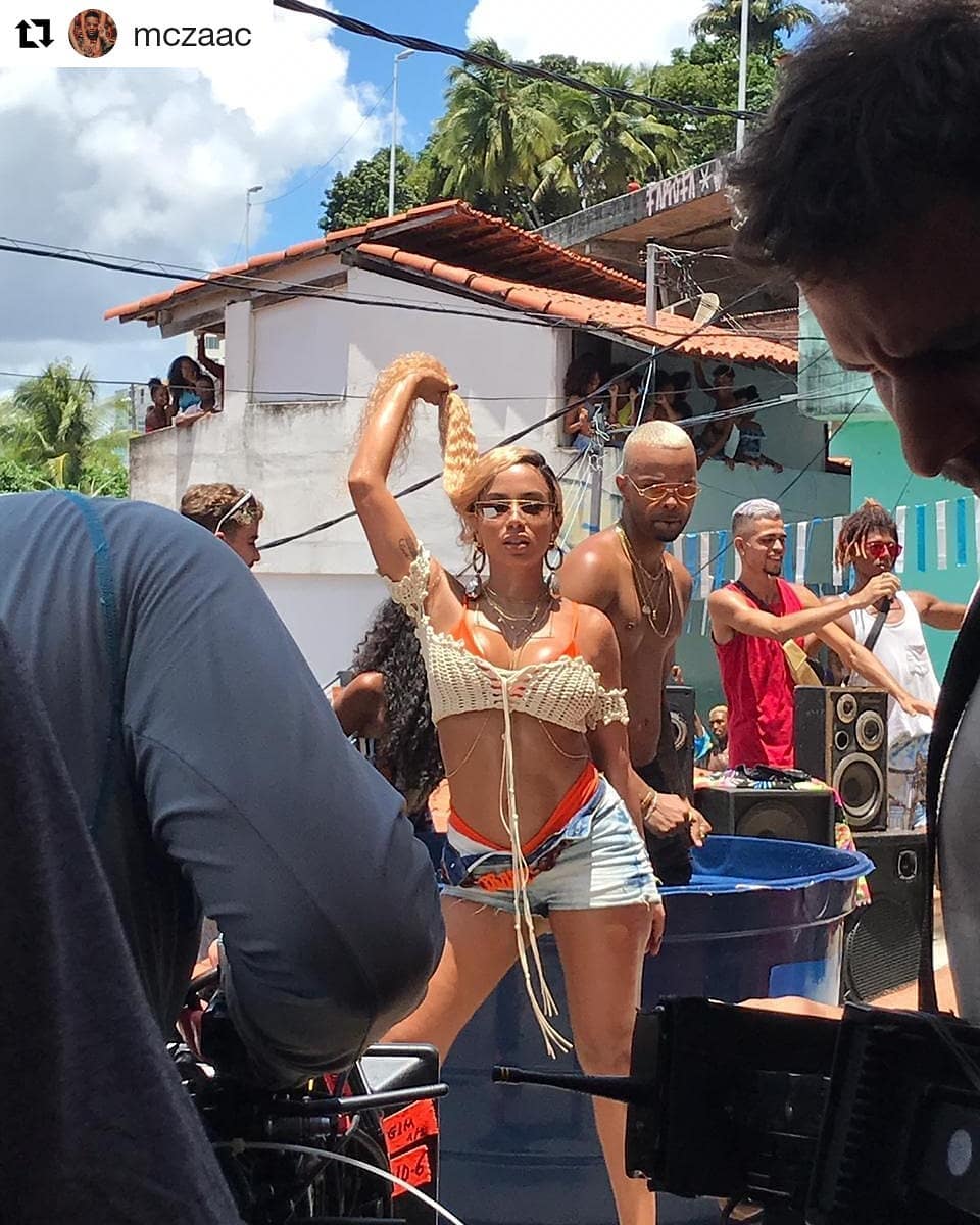anitta Anitta em Salvador gravando o clipe de Bola, Rebola.