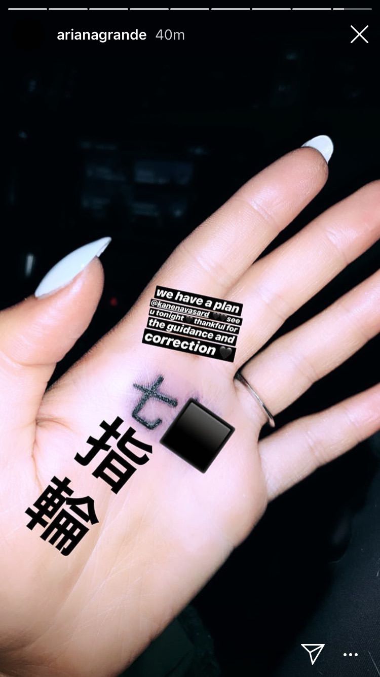 ariana-grande-brinca-com-erro-de-tatuagem-em-japones ariana-grande-brinca-com-erro-de-tatuagem-em-japones