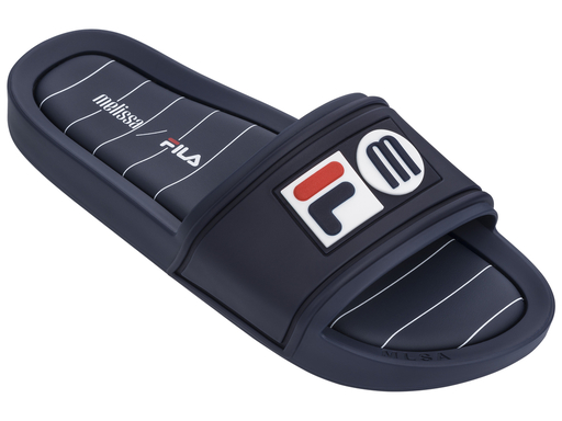 Chinelo slide azul Melissa / FILA (R$ 150*). Chinelo slide azul Melissa / FILA (R$ 150*).