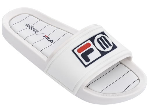 Chinelo slide branco Melissa / FILA (R$ 150*). Chinelo slide branco Melissa / FILA (R$ 150*).