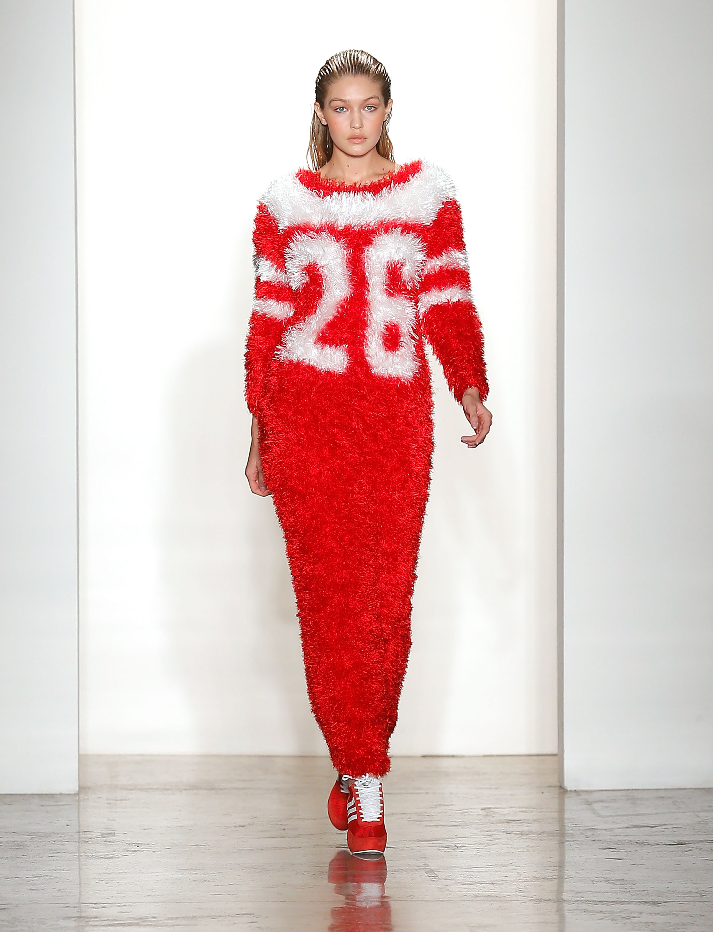 Jeremy Scott – Runway – MADE Fashion Week Fall 2014 Gigi Hadid no desfile de Jeremy Scott em 2014.
