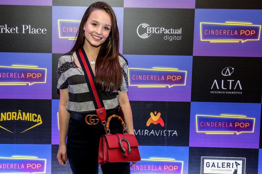 Larissa Manoela apostou nos acessórios para dar um up na roupa básica: cinto e bolsa vermelha Gucci.