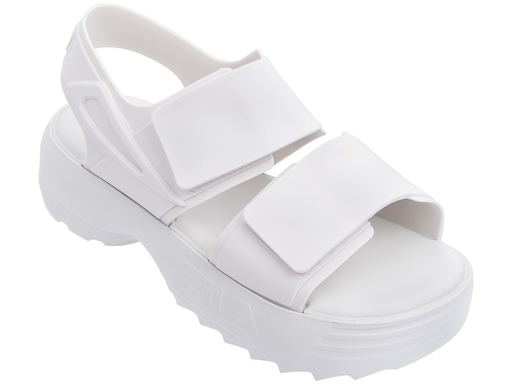 Sandália branca Melissa / FILA (R$ 200*). Sandália branca Melissa / FILA (R$ 200*).