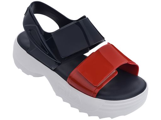 Sandália azul e vermelha Melissa / FILA (R$ 200*). Sandália azul e vermelha Melissa / FILA (R$ 200*).