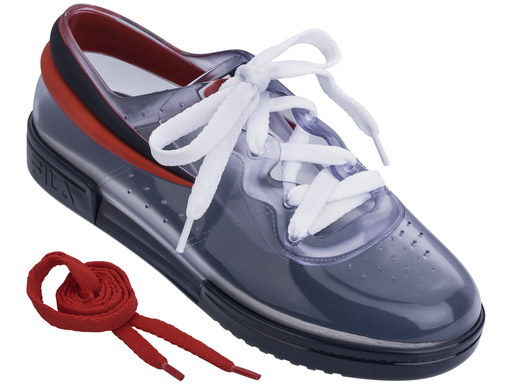 Sneaker transparente Melissa / FILA (R$ 220*). Sneaker transparente Melissa / FILA (R$ 220*).