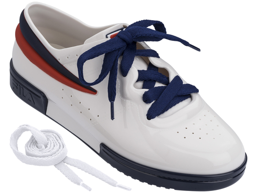 Sneaker branco Melissa / FILA (R$ 220*). Sneaker branco Melissa / FILA (R$ 220*).