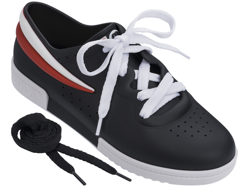 Sneaker preto Melissa / FILA (R$ 220*). Sneaker preto Melissa / FILA (R$ 220*).