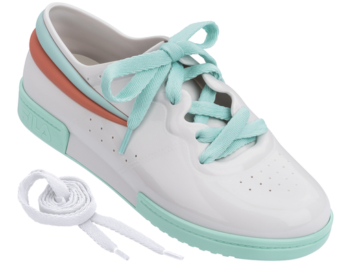 Sneaker branco com detalhes em verde Melissa / FILA (R$ 220*). Sneaker branco com detalhes em verde Melissa / FILA (R$ 220*).