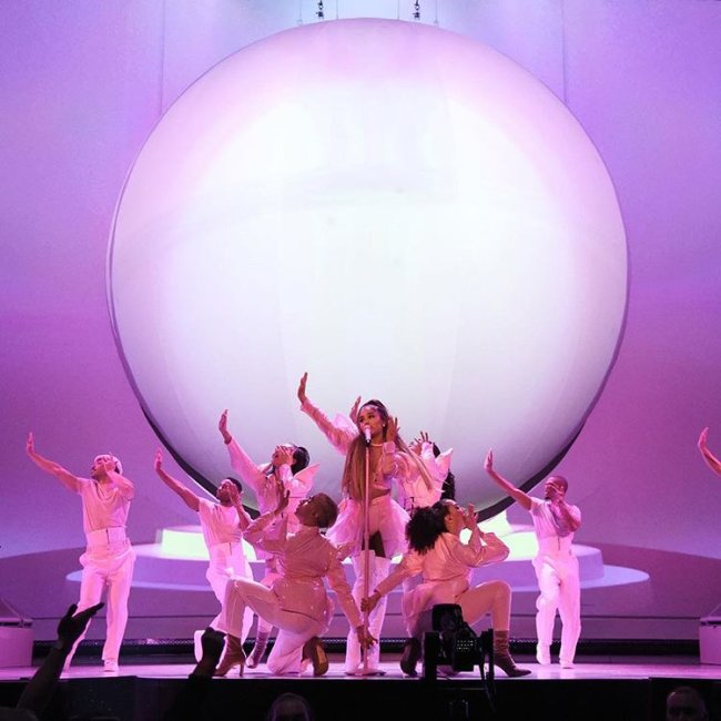 ariana-grande-sweetener-tour ariana-grande-sweetener-tour