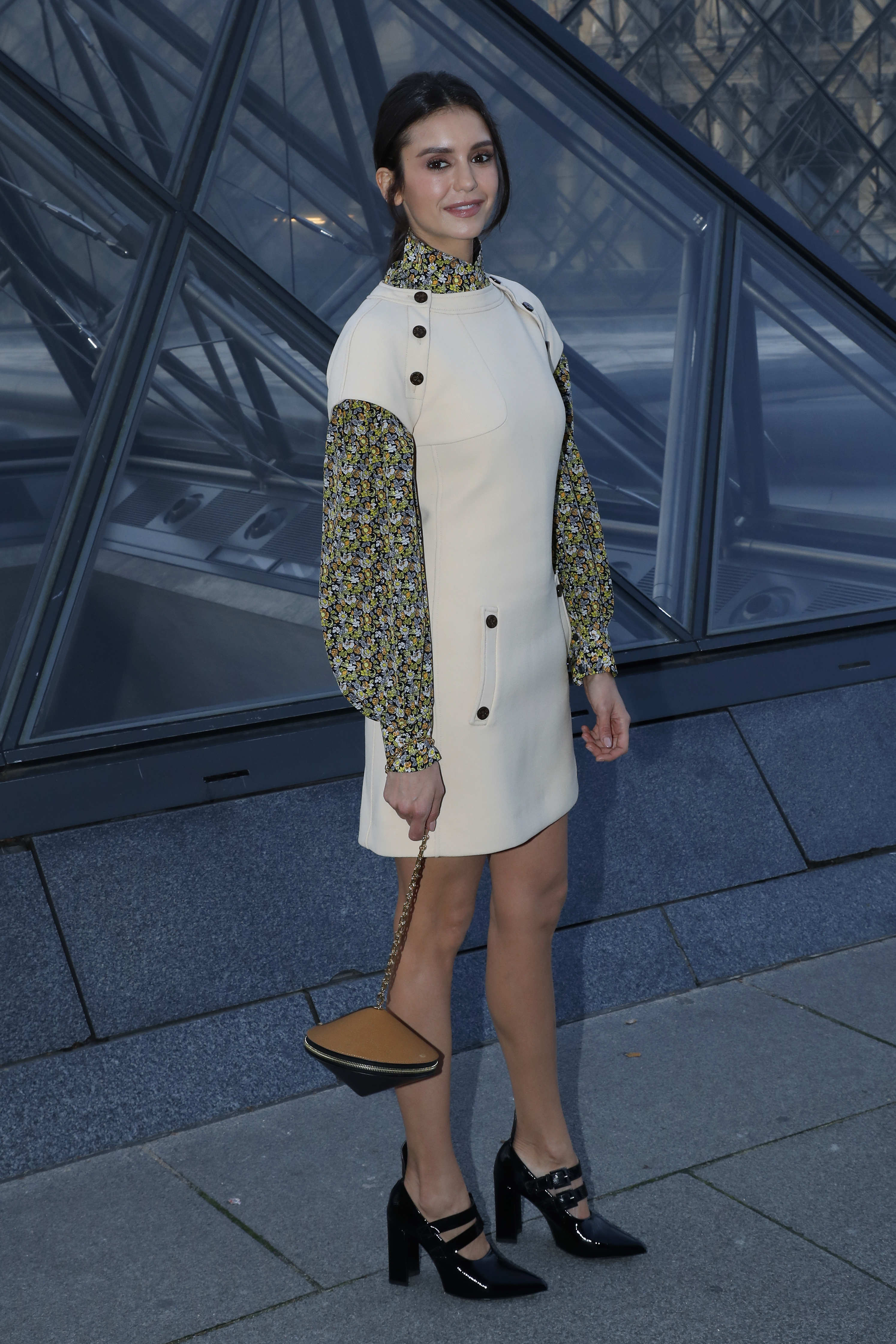 Nina Dobrev no desfile de Inverno 2020 da Louis Vuitton.