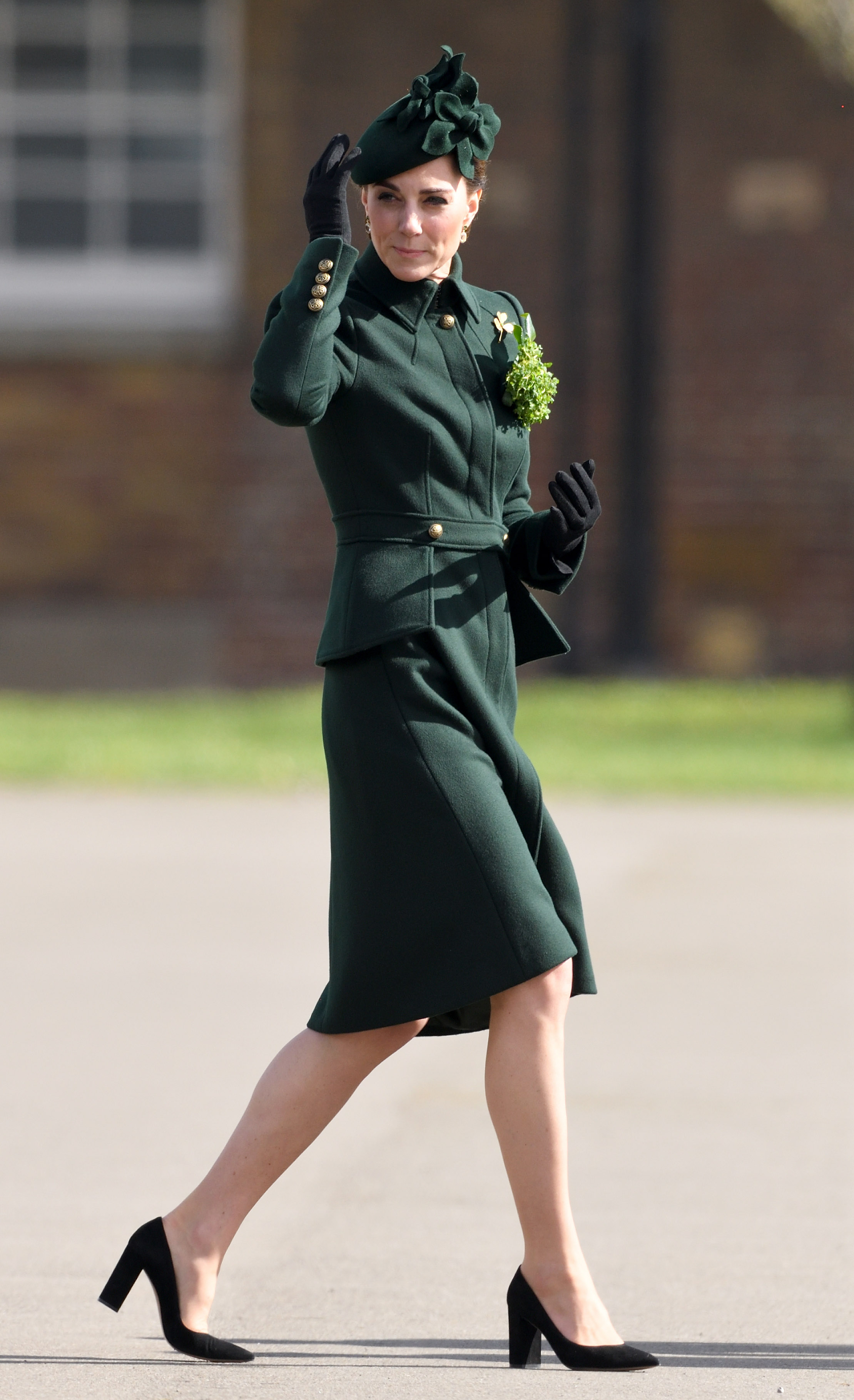 The Duke And Duchess Of Cambridge Attend The Irish Guards St Patrick’s Day Parade Kate Middleton de look verde e salto bloco