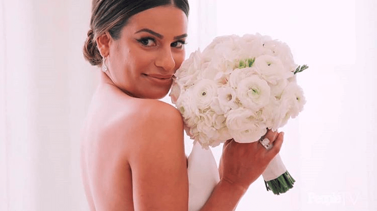 Lea Michele segurando buquê vestida de noiva