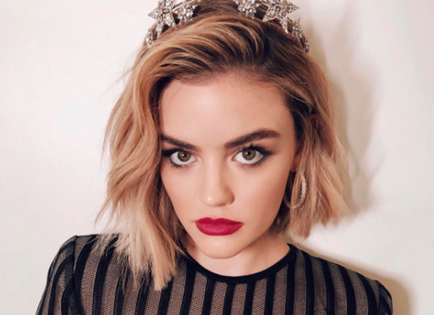 lucy-hale-cabelo-chanel-loiro-batom-vermelho lucy-hale-cabelo-chanel-loiro-batom-vermelho