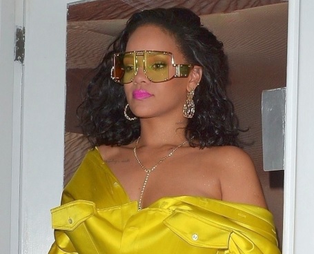 Rihanna usando look amarelo