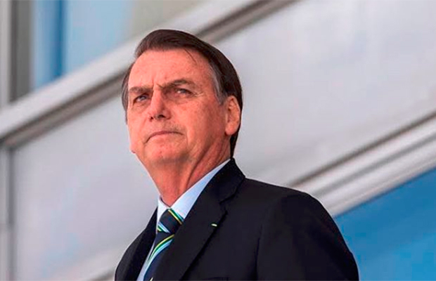 Bolsonaro com cara de paisagem, olhando para o nada e pensando em tudo