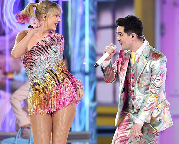 taylor-swift-Brendon-Urie-Billboard-Music-Awards-cabelo-rosa