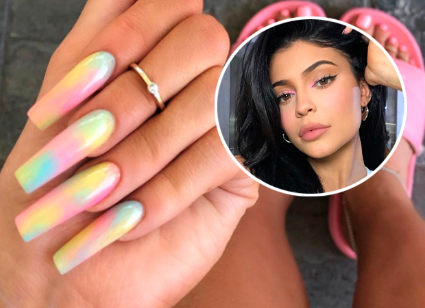 kylie-jenner-nail-art-tie-dye