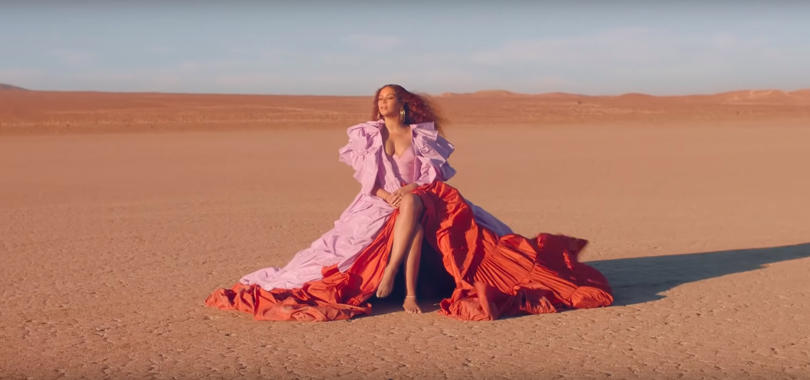 Beyoncé usa 12 looks em clipe de Spirit