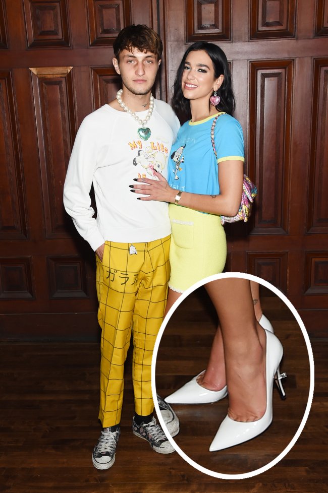 Dua Lipa usou sapato com anel de noivado no salto