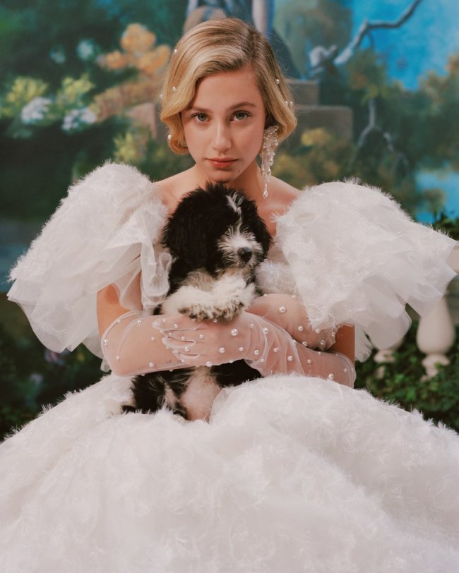 Lili Reinhart posa para o Verão 2020 da Rodarte