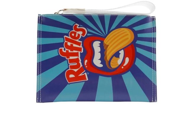 Fiever e Ruffles lançam uma colaboração com tênis e clutch