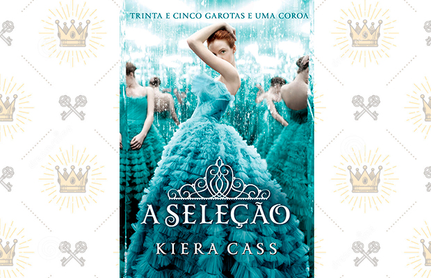 Capa do livro A Seleção, de Kiara Cass, com uma jovem ruiva com cabelo preso em um coque usando um vestido azul e posando com uma das mãos na cabeça escondendo parte do rosto; ao fundo vários espelhos refletem outros ângulos dela