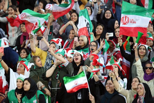 Iranianas entram como mulheres livres em estádio de futebol pela 1ª vez