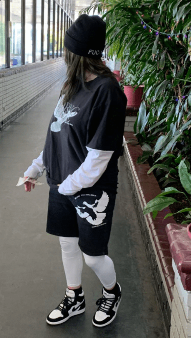 Billie Eilish look com legging e shorts