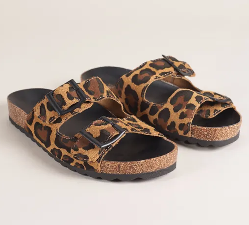 Birken de animal print da Via Mia (R$ 159*). Birken de animal print da Via Mia (R$ 159*).