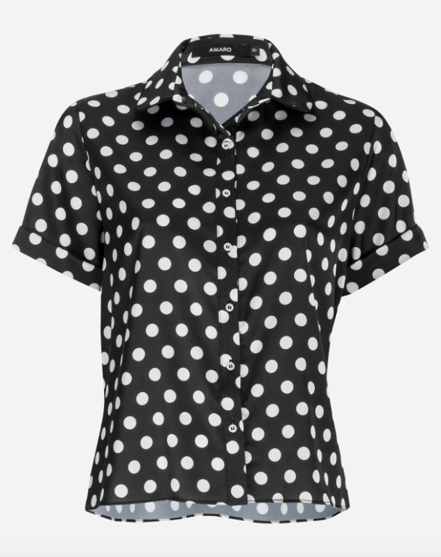 Camisa acetinada com estampa de poá da Amaro (R$ 119,90*). Camisa acetinada com estampa de poá da Amaro (R$ 119,90*).