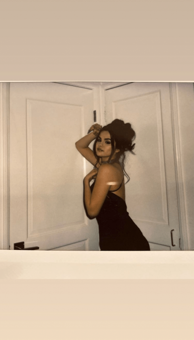 Selena Gomez look anos 1990 3