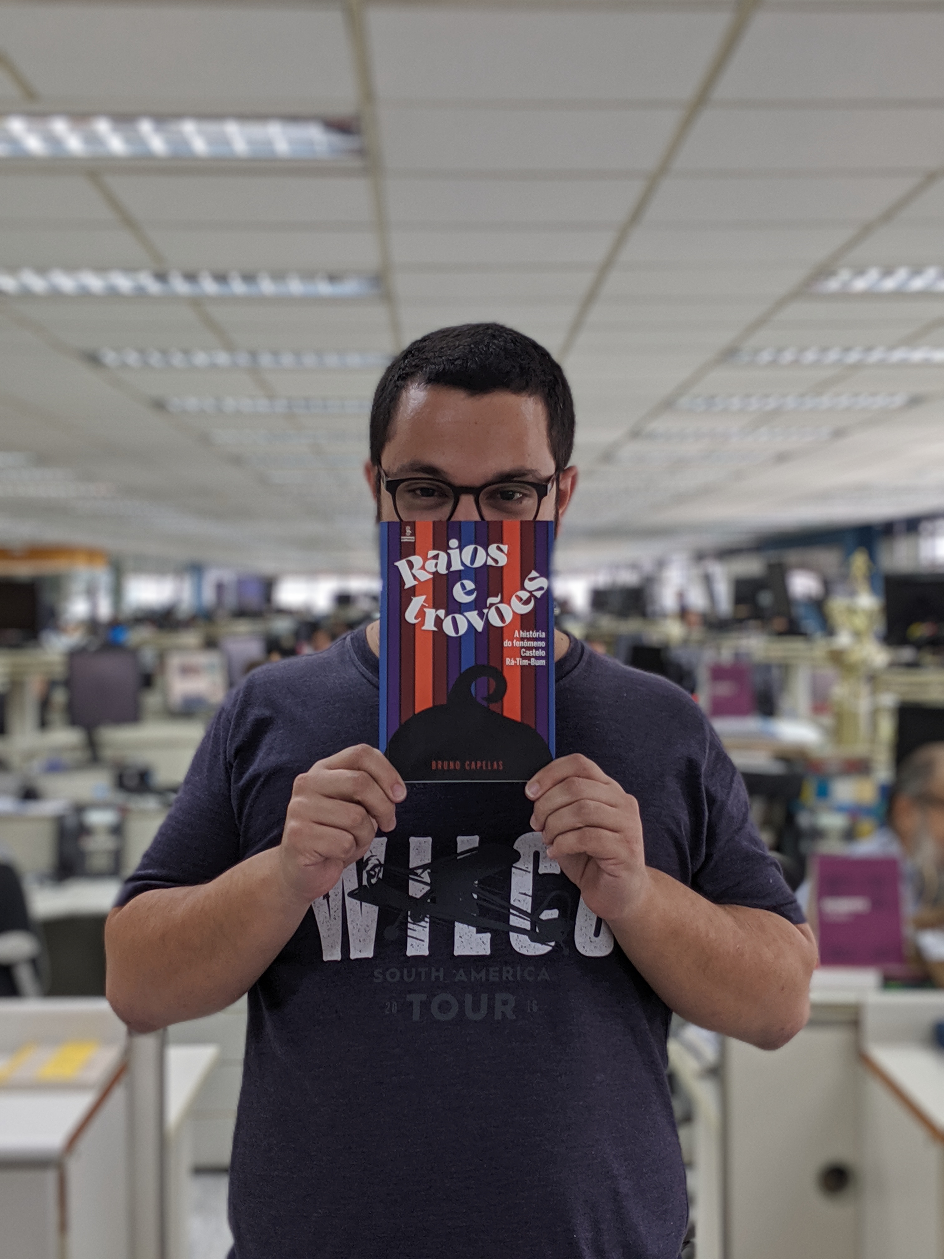 Bruno Capelas com livro Raios e Trovões