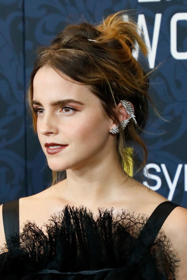 Emma Watson Emma Watson posando para foto com expressão neutra