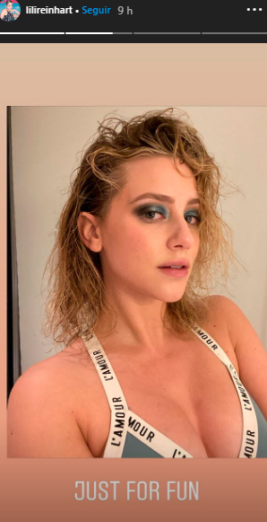 lili-reinhart-cabelo-molhado-olho-esfumado-azul lili-reinhart-cabelo-molhado-olho-esfumado-azul