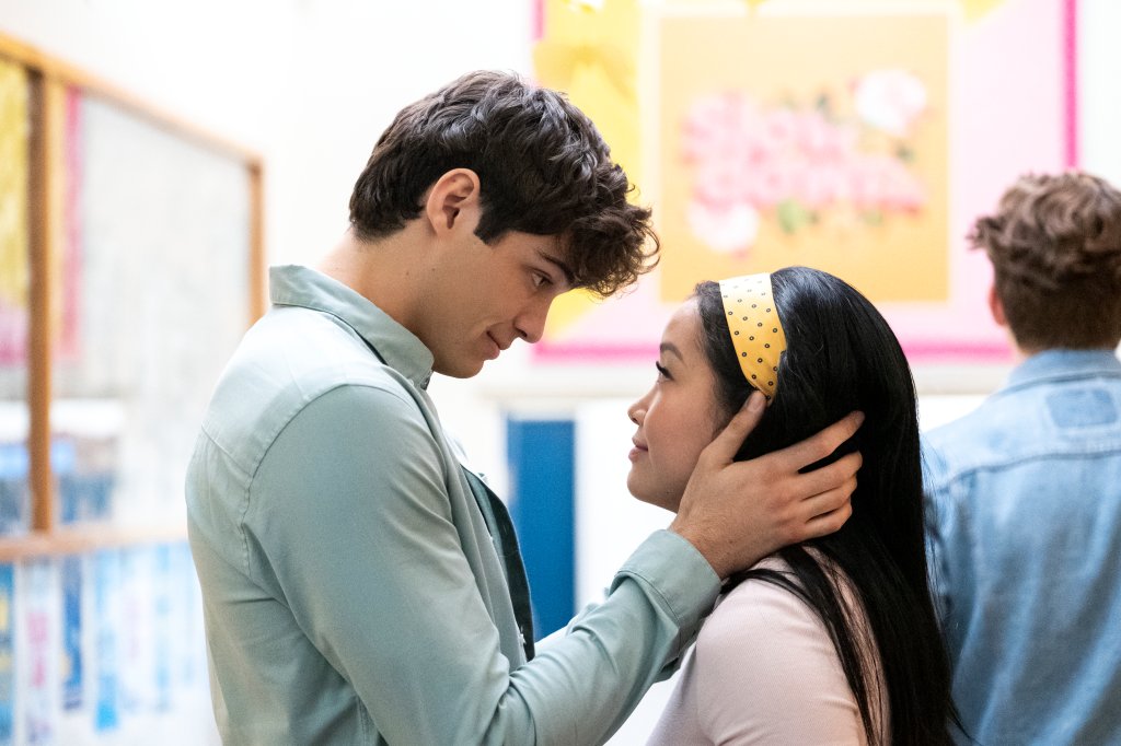 Lara Jean e Peter Kavinsky em Para Todos os Garotos - PS: Ainda Amo Você; ele está com as mãos segurando o rosto de Lara Jean e os dois se encaram sorrindo levemente