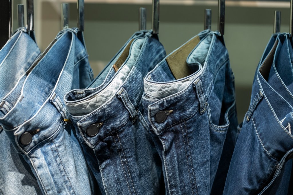 Várias calças jeans penduradas em um cabide