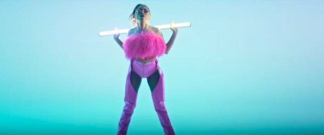 Anitta clipe Rave The Favela 3