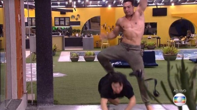 Petrix se envolve em nova polêmica ao supostamente derrubar Pyong de propósito no BBB20 Internet acha que Petrix Barbosa empurrou Pyong Lee no Big Brother Brasil 20